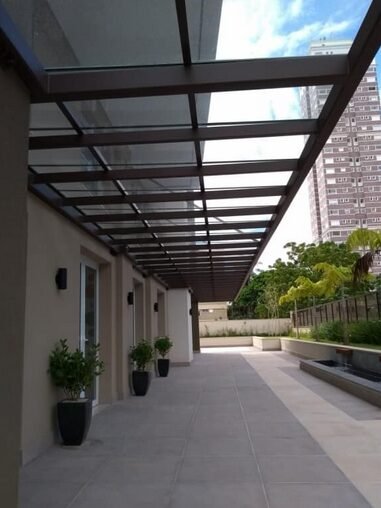 Cobertura de vidro fixa em corredor externo