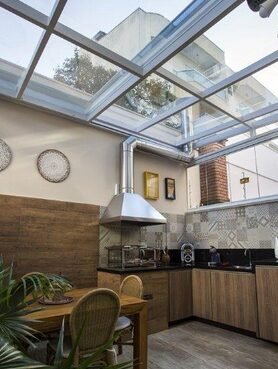 Cobertura retrátil de vidro em área gourmet residencial