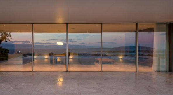 Esquadria minimalista panorâmica com vista