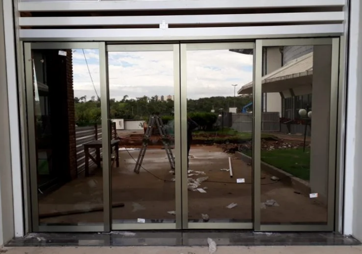 Porta automática de vidro em entrada comercial