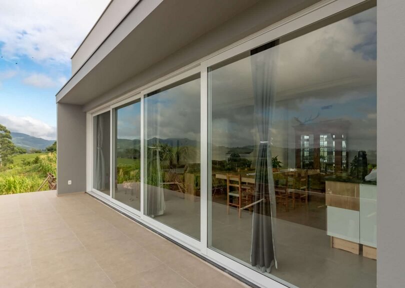 Esquadrias Linha 42 em grandes vãos com vista panorâmica