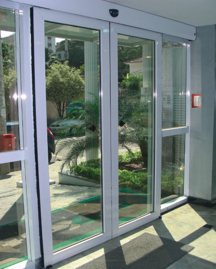 Porta automática de vidro em hall de edifício
