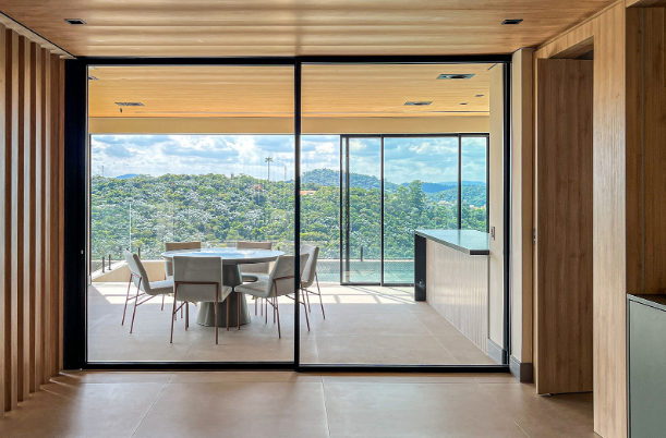Esquadria minimalista com trilhos embutidos