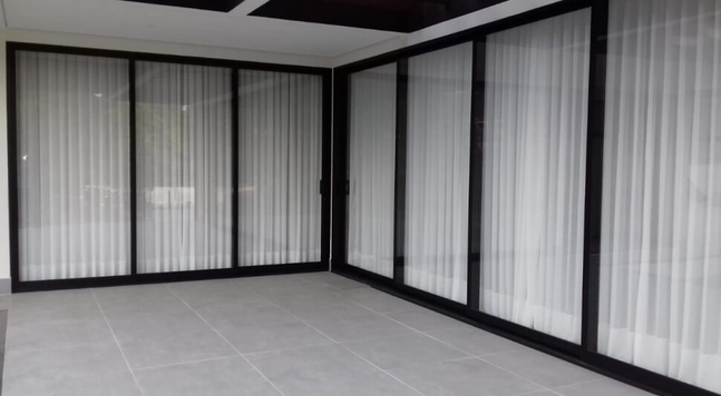 Esquadrias Linha Gold preto fosco em ambiente interno